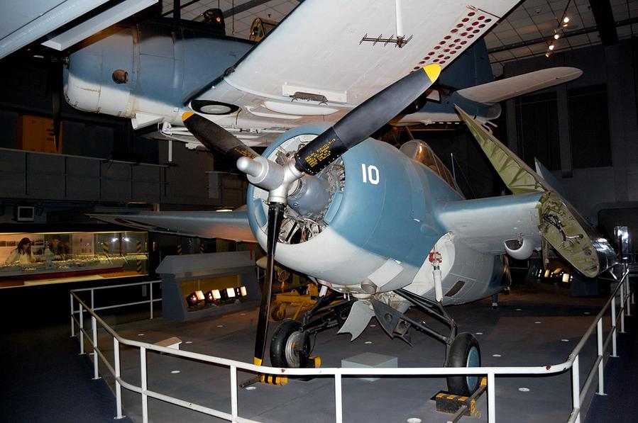Экспозиция, посвященная Второй Мировой Войне. Американский палубный истребитель, предположительно Grumman F4F Wildcat