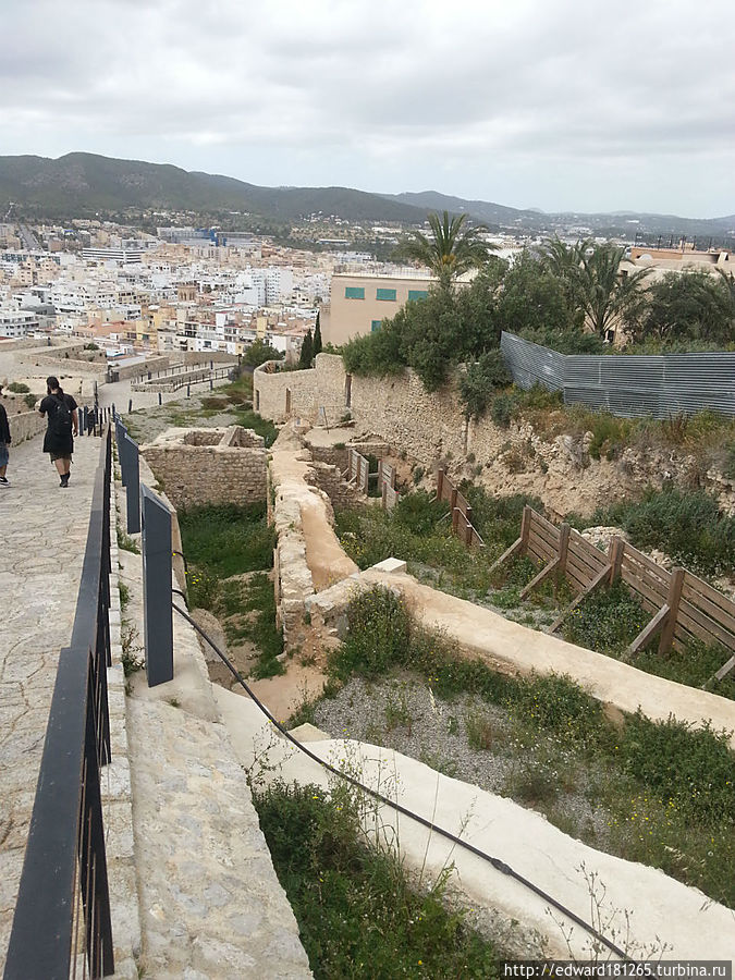 Вид с крепостной стены на Новый город. Ибица, остров Ибица, Испания
