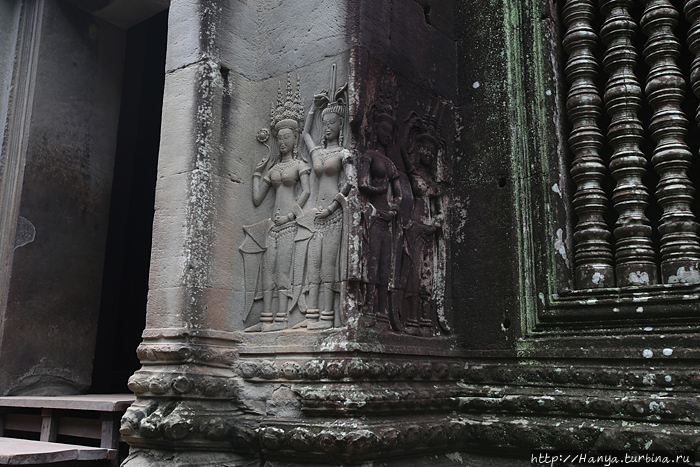Барельефы деватов на воротах второго уровня Ангкор Вата