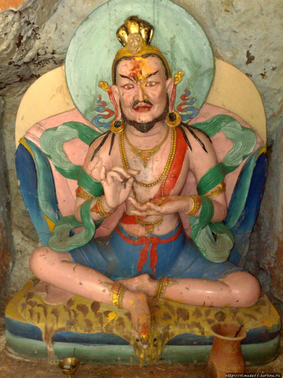 Святая статуя Махасиддхи Наропы, найденная в его пещере для медитации возле Пашупатинатха в Катманду.