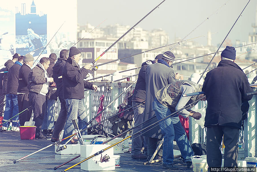 Рыбаков можно фотографировать сколько угодно — им не до тебя, они заняты важным делом. Стамбул, Турция