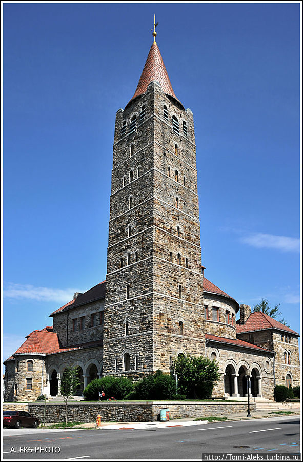 Здание Lovely Lane Methodist Church было построено в 1774 году. Прообразом для церкви стало аббатство Помпоса в итальянской Равенне. Дизайн здания, построенного в виде романской базилики с квадратной колокольней, подчеркивает высокая башня с черепичной крышей и итальянские витражи...
* Балтимор, CША