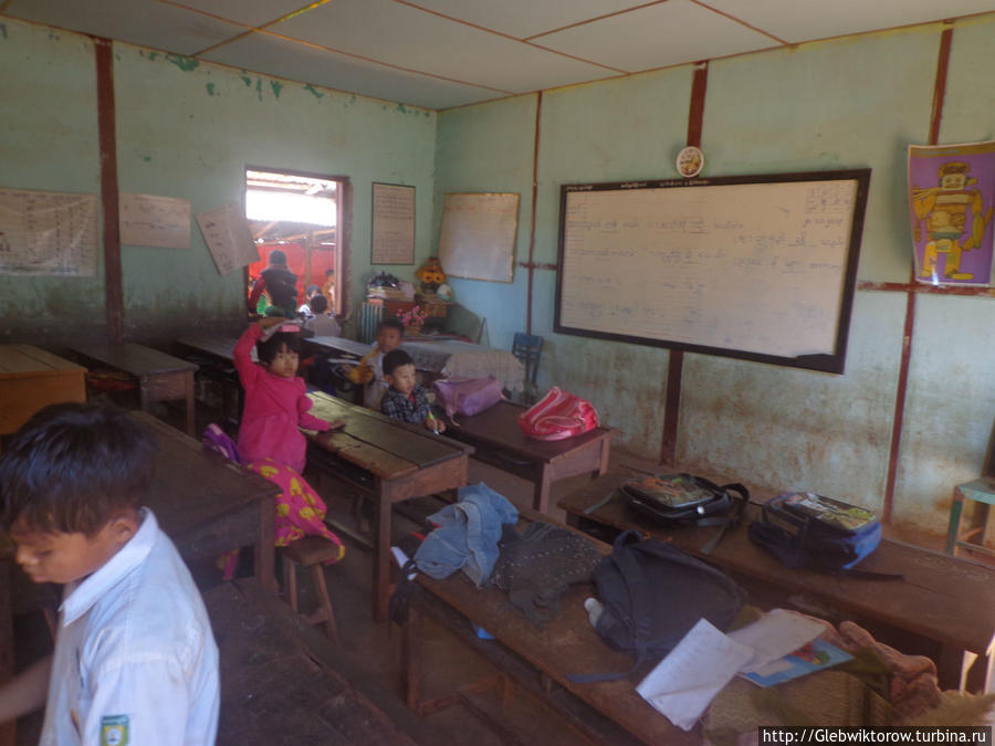 Церквь и школьники в Лашо Лашо, Мьянма