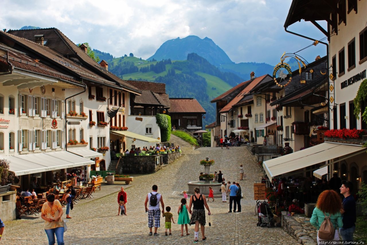 Грюйер — это не только известный сыр, но и красивый городок Грюйер, Швейцария
