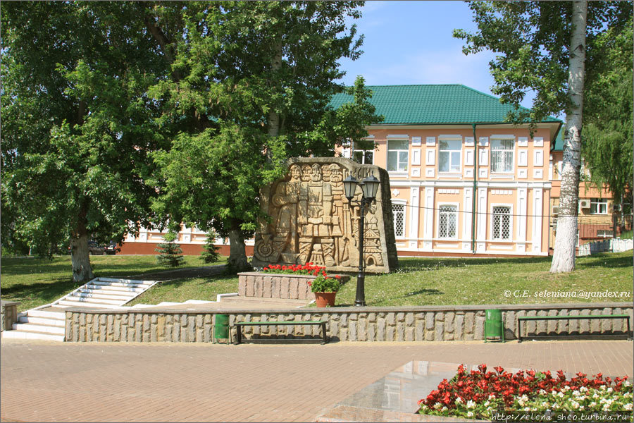 4. На правой стороне стоит памятный знак. Саранск, Россия