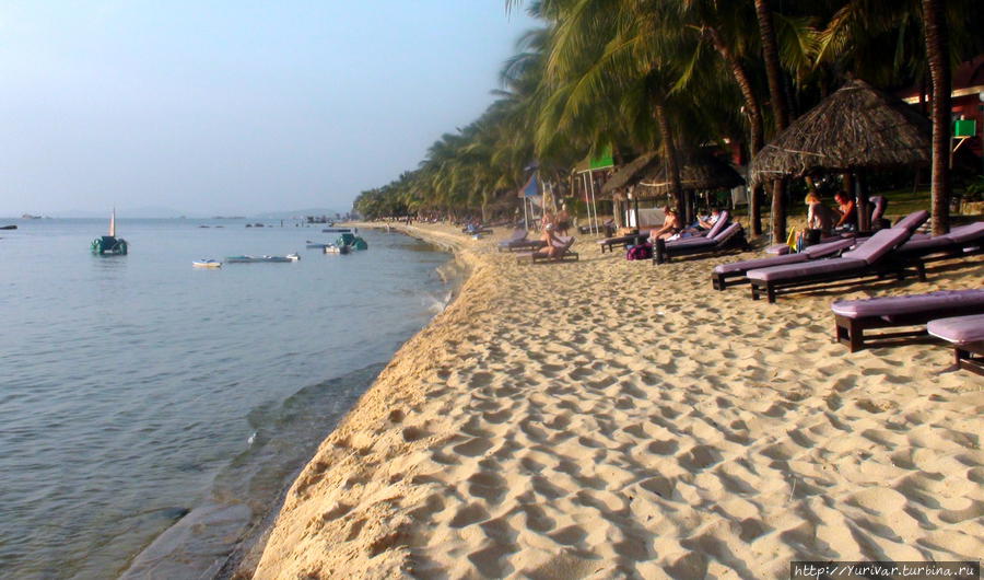 Пляжная линия острова неширока, но тянется на много километров Вьетнам