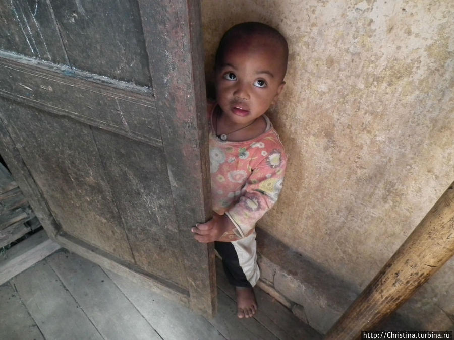 А вот и детки. Главное достояние Мадагаскара. Их отсутствие — большое несчастье для семьи, так как над останками бездетного человека никто не станет исполнять необходимые обряды. Амбуситра, Мадагаскар