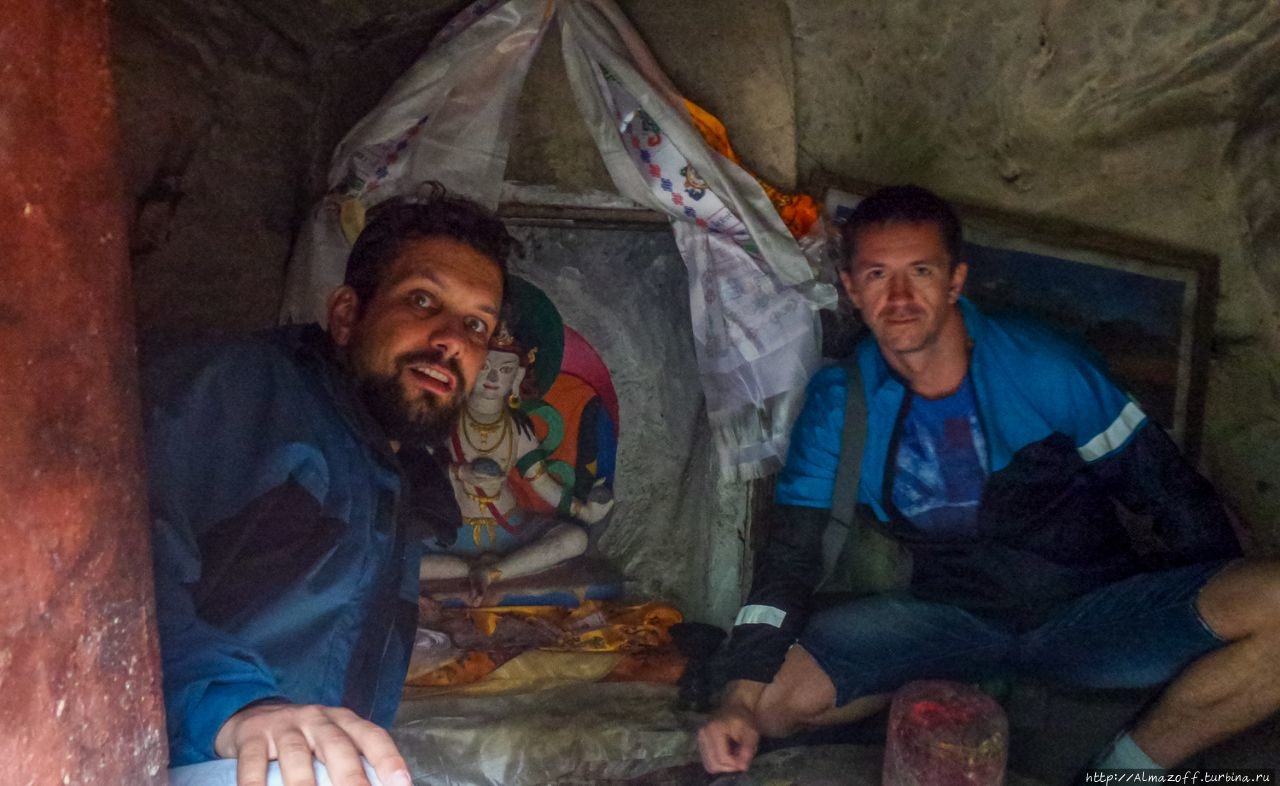 Андрей Алмазов и Анатолий Шабали в пещере Тилопы возле Пашупатинатха в Катманду.