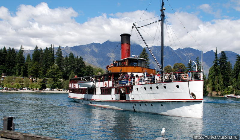 Старинный пароходик для экскурсий по озеру Квинстаун, Новая Зеландия