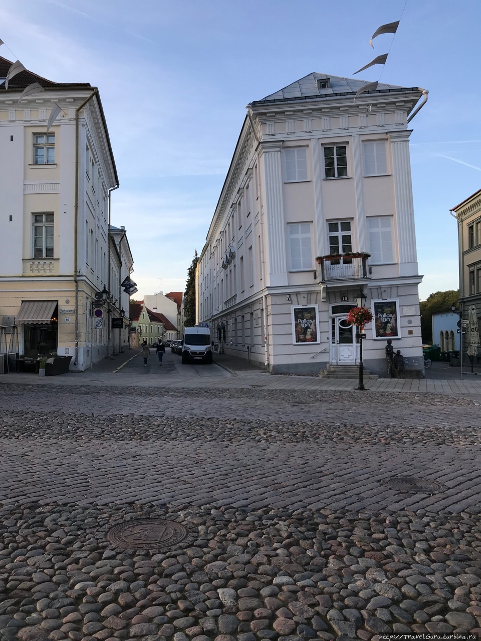 Падающий дом на Радужной площади, некогда принадлежавший роду Барклай-де-Толи Тарту, Эстония