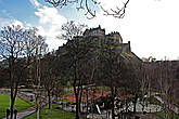 Эдинбургская крепость нависает над всем парком