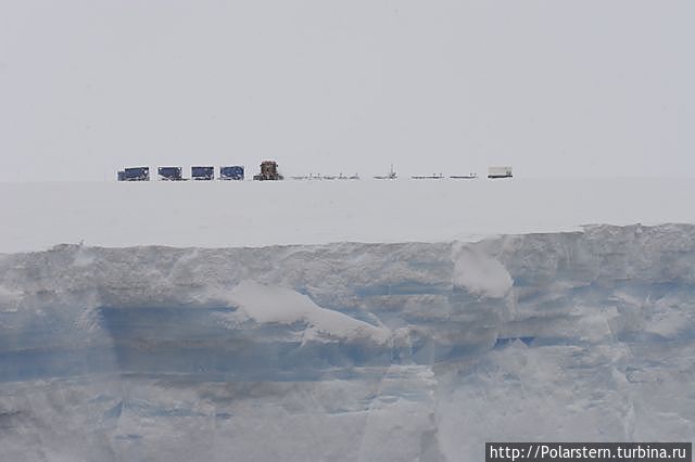 Техника на леднике выстроена в ряд, чтобы поприветствовать нас Атка Айспорт, Антарктида
