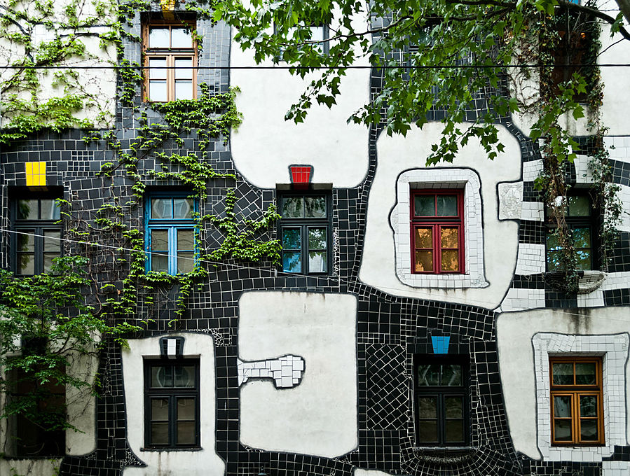 Так же как и Гауди он интересен фрагментами, но не в целом.