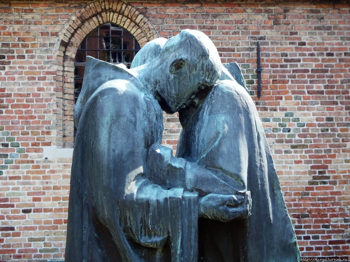 Статуя Объятья монахов Pax во внутреннем дворе Госпиталя Св.Иоанна. Фото из интернета Брюгге, Бельгия