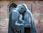 Статуя Объятья монахов Pax во внутреннем дворе Госпиталя Св.Иоанна. Фото из интернета