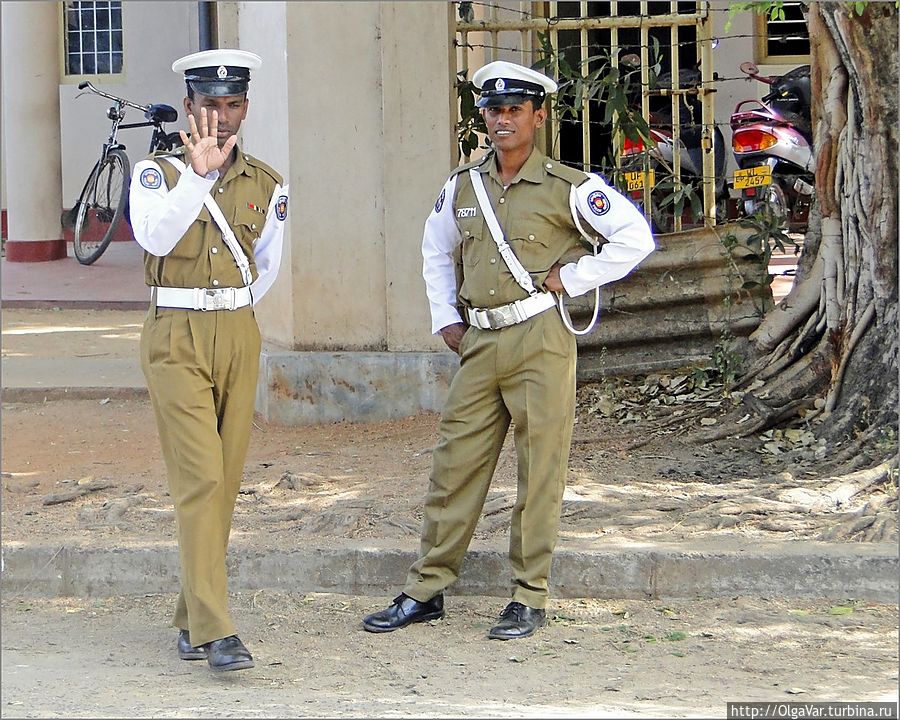 Дизайну полицейской формы может позавидовать даже Юдашкин. Тринкомали, Шри-Ланка