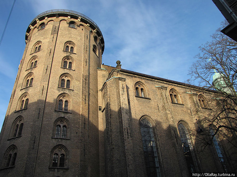 36-метровая башня вскоре после после постройки стала символом города.  Её увековечил и Андерсен в сказке 