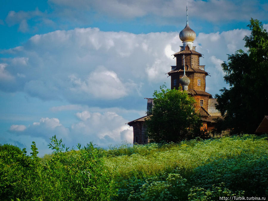Преображенская церковь в музее деревянного зодчества Суздаль, Россия