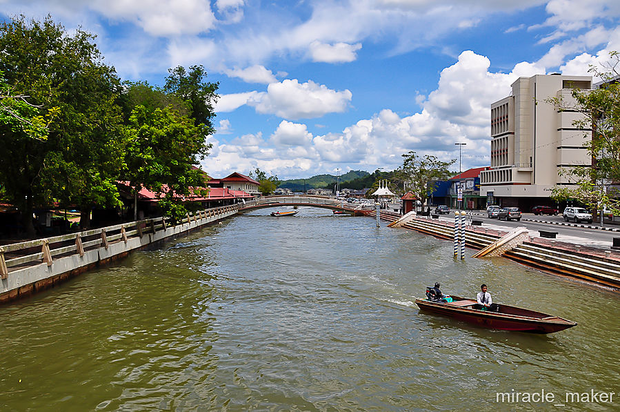Также здесь распространено водное такси. Многочисленные лодки курсируют по реке Сунгей-Бруней и прилегающим к ней каналам. О цене поездки можно договариваться непосредственно с лодочниками. Бандар-Сери-Бегаван, Бруней