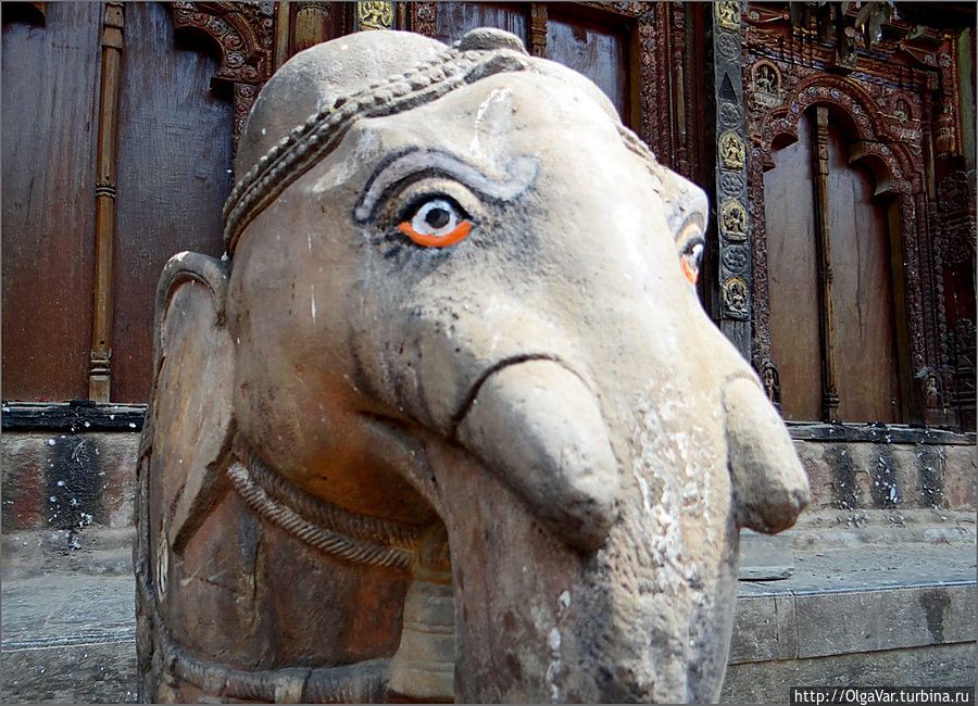 Стражники храма Чангу-Нароян, Непал