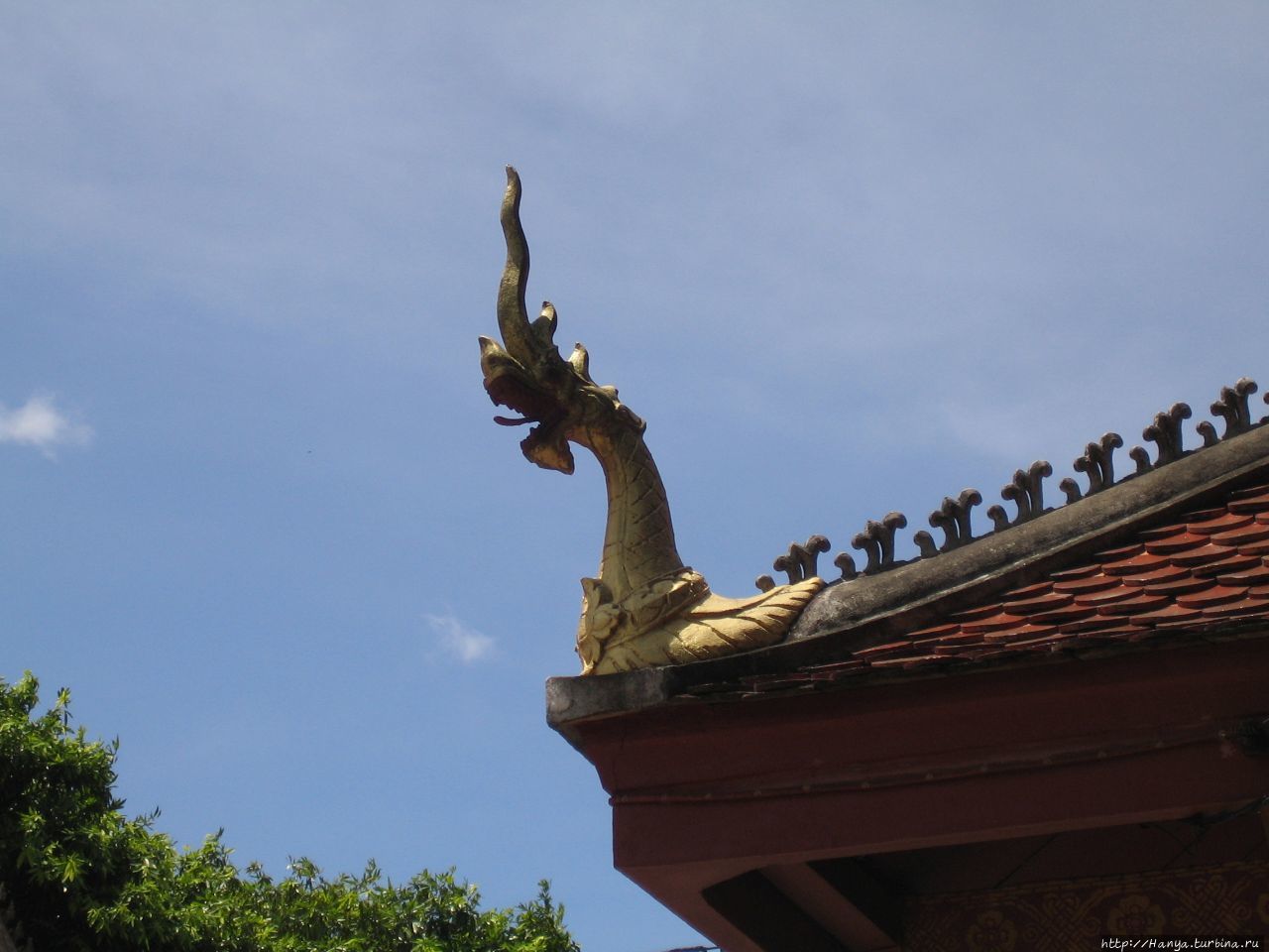Змей-наг на крыше храма Луанг-Прабанг, Лаос