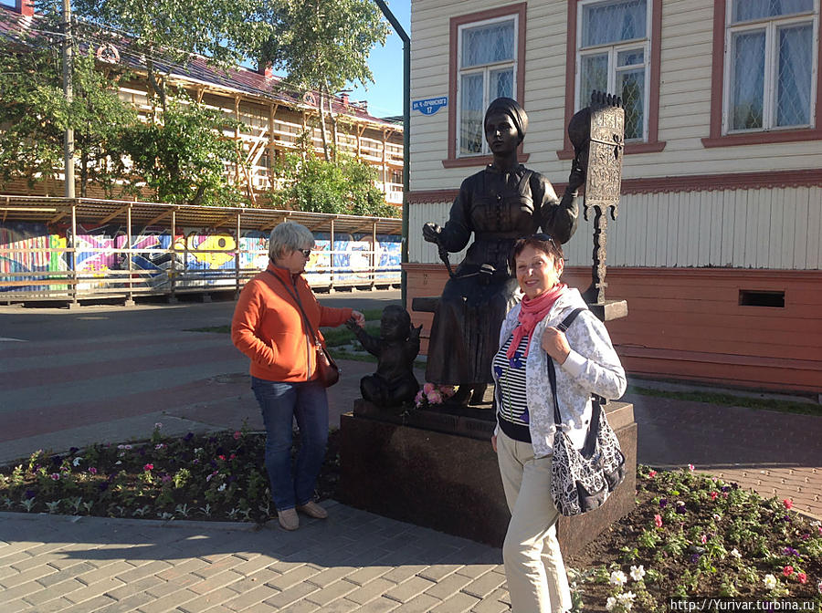 У памятника поморской женщине-труженице Архангельск, Россия