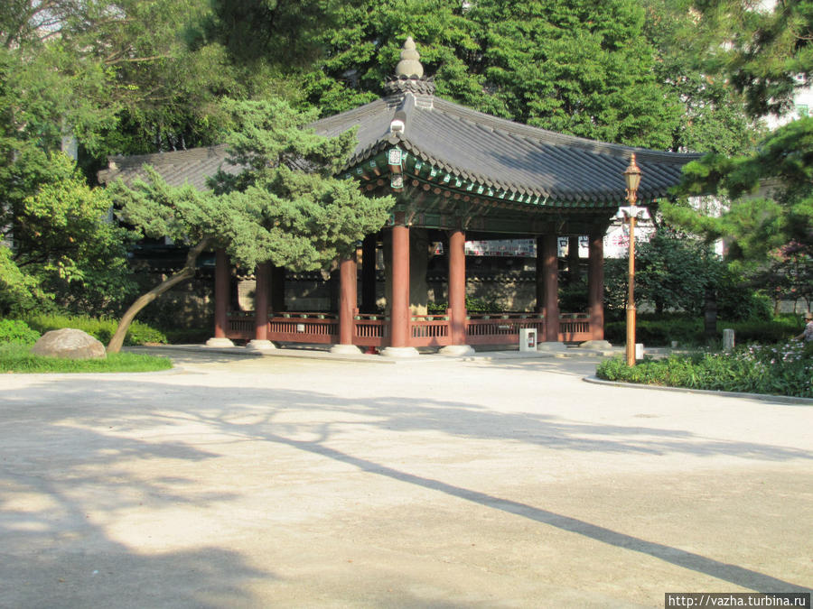 Парк в конце улицы Инсадонг. Сеул, Республика Корея
