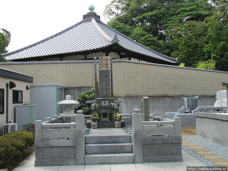 Храм и кладбище при храме. Токио, Япония