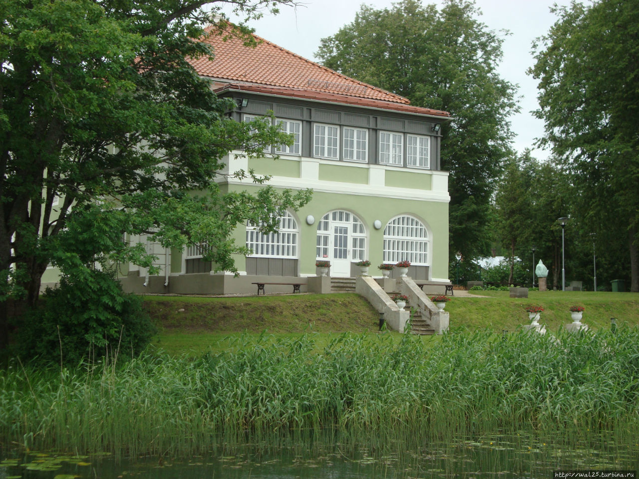 Дом управляющего имением на берегу озера. Балвский район, Латвия