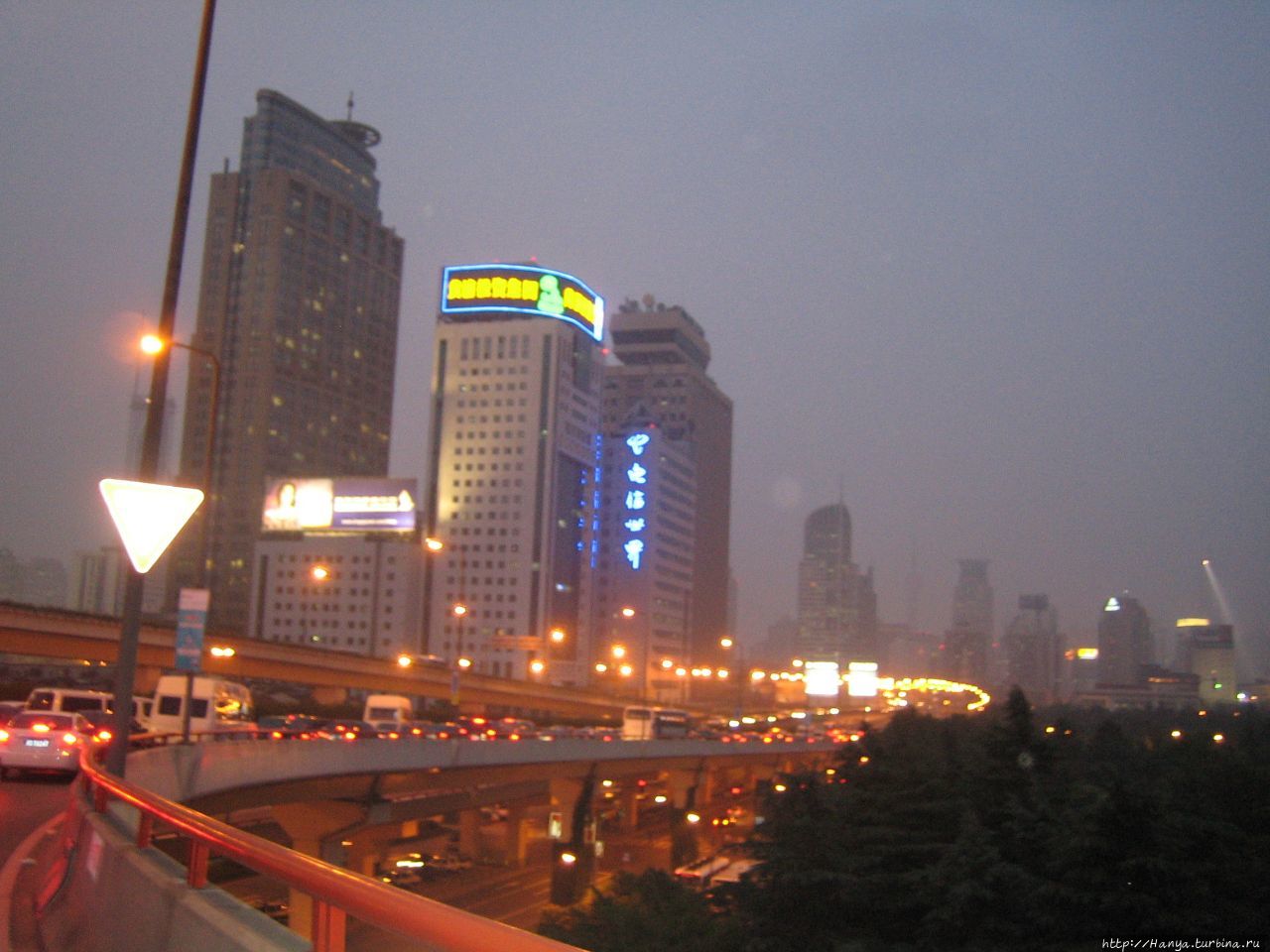 Вечерний Шанхай. Небоскребы, дорожные развязки Сучжоу, Китай
