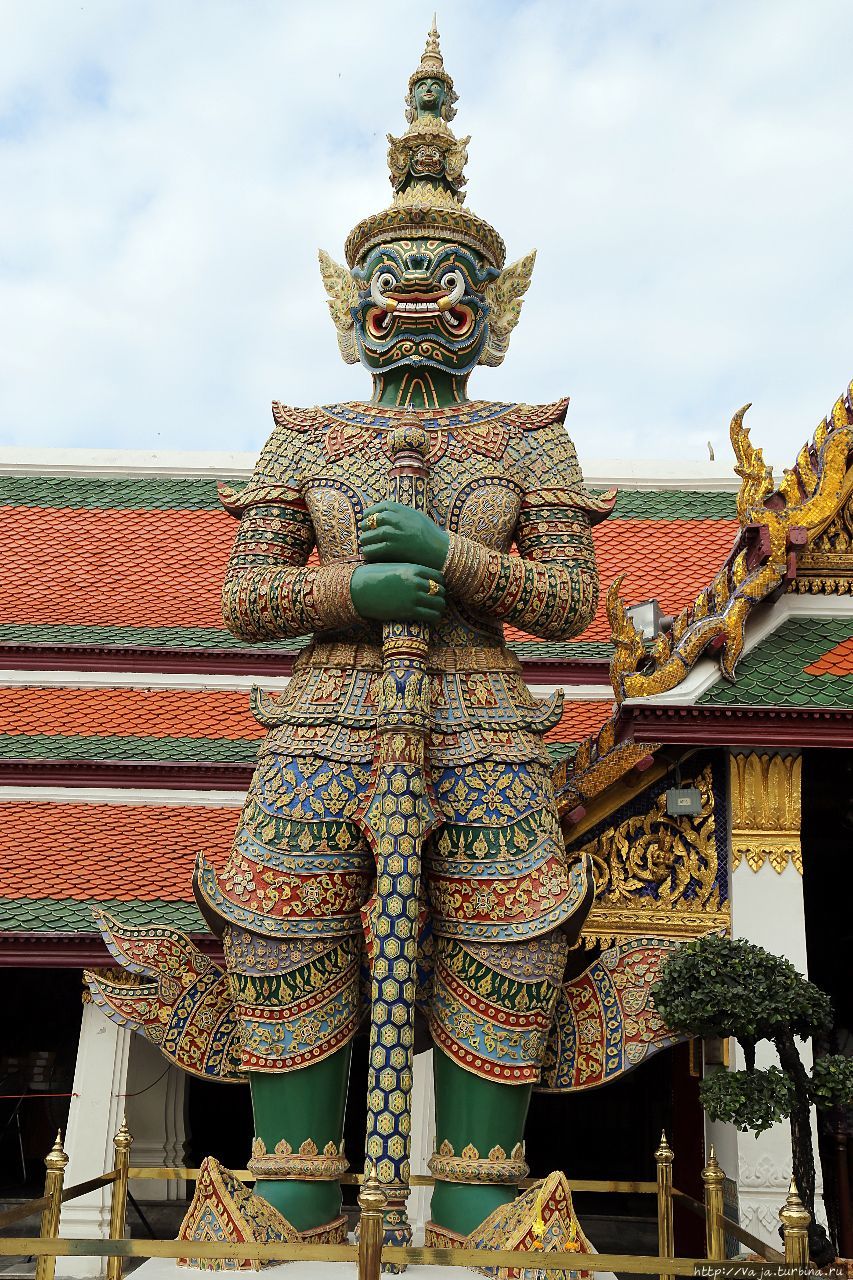Якша охраняющий сокровище Богов и кушающий жадных и алчных людей Бангкок, Таиланд