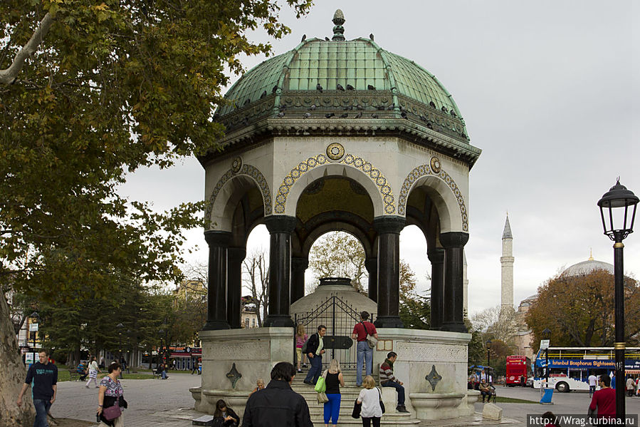 Самым, если так можно сказать современным украшением площади служит Немецкий фонтан.