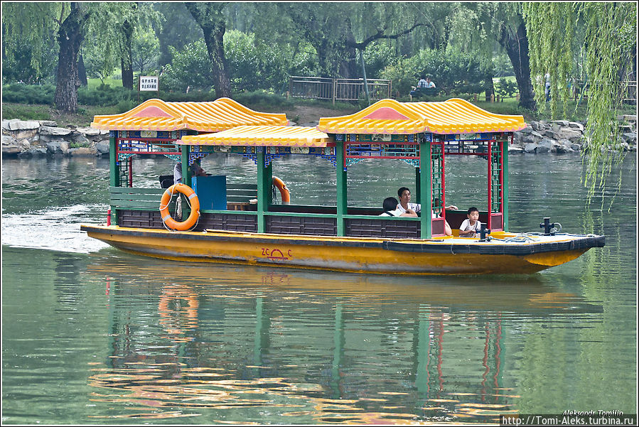 Парки Пекина — это нечто такое, без чего вообще немыслима жизнь горожан. Надо видеть, как старички торопятся бегут в свой любимый парк, где их ждет столько интересных дел: занятия тайчи, танцы, общение, игра на музыкальных инструментах. Непременным атрибутом почти любого парка является озеро с красивыми лодками. В общем, у нас такого нет, увы...
*