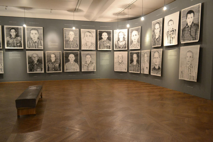 На минус первом этаже сейчас временная выставка Манфреда Бокельмана, посвященная детям, погибшим в концлагерях. Портреты, написанные углем с фотографий, сделанных Гестапо....смотреть в эти лица трудно( Вена, Австрия