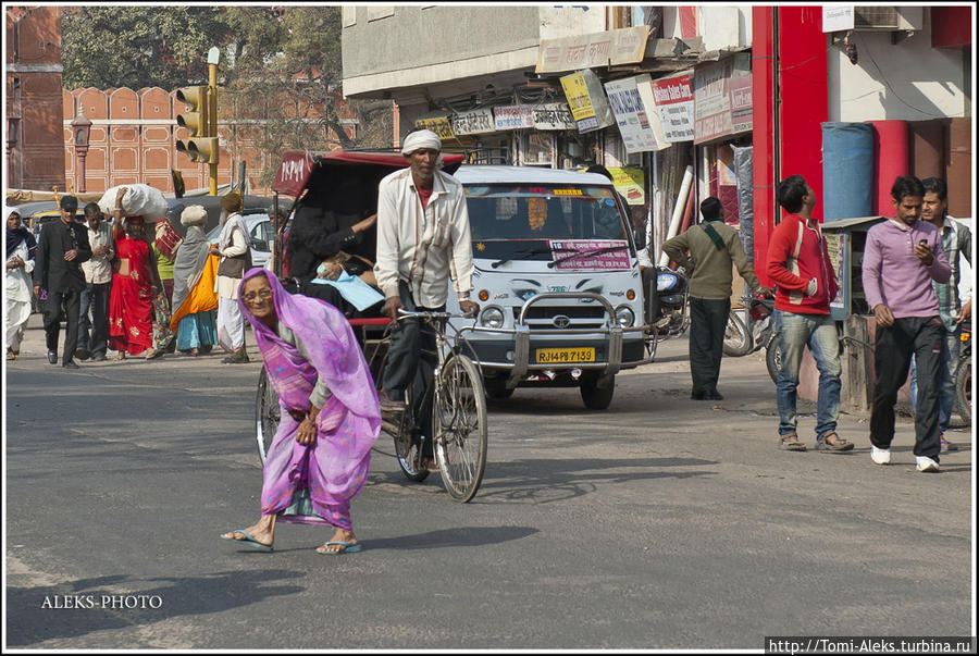 Старушка переходит дорогу...
* Джайпур, Индия