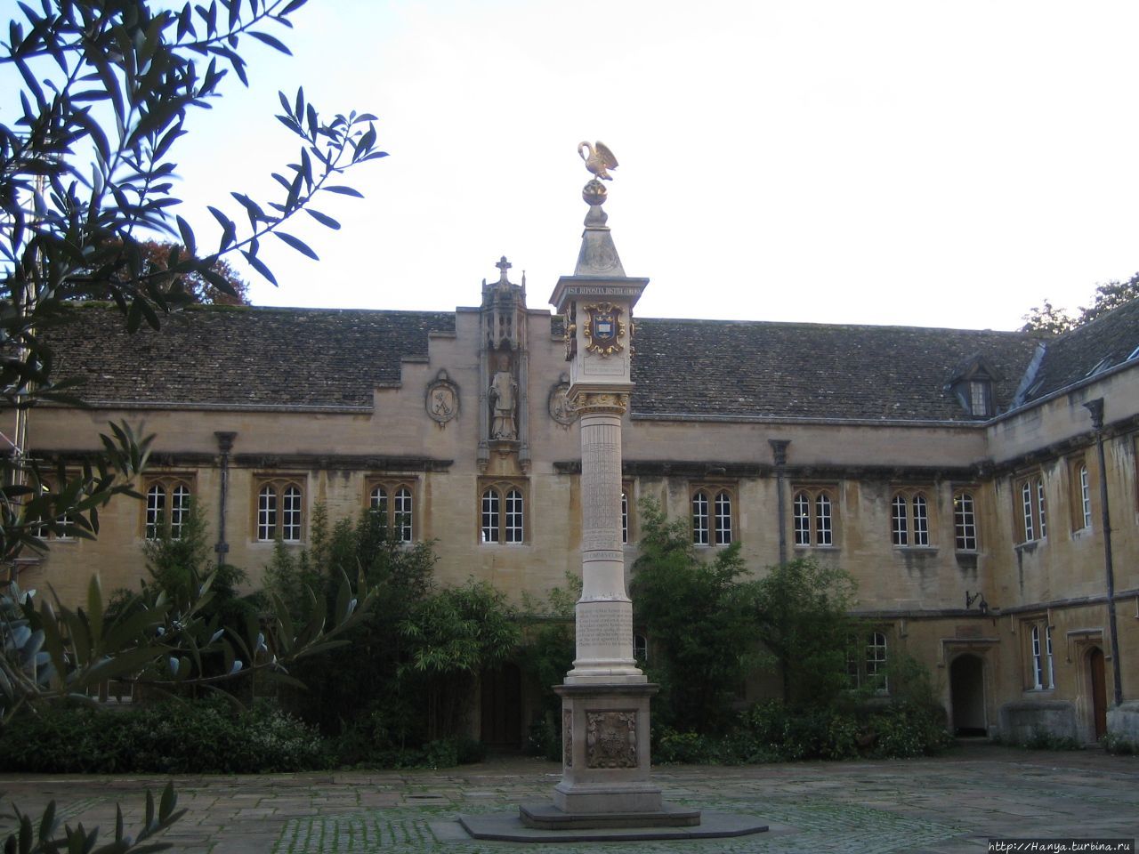 Колледж Корпус Кристи, Оксфорд. Главный двор с солнечными часами Sundbull Pelican