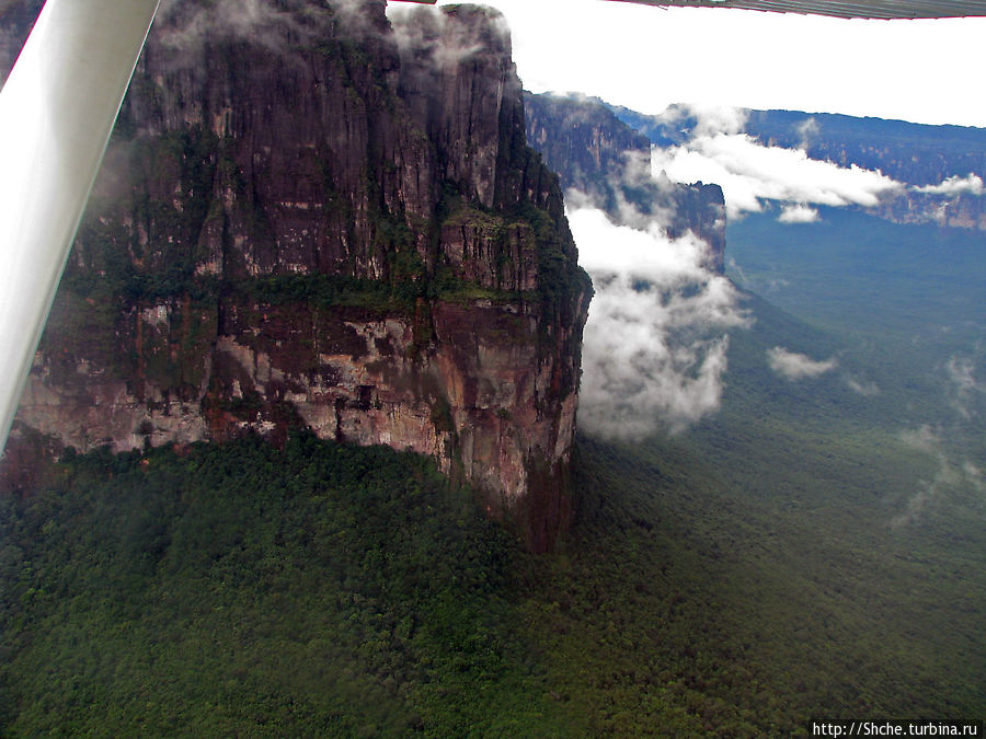 Осмотр водопада Анхель и гор нац. парка Канайма с самолета