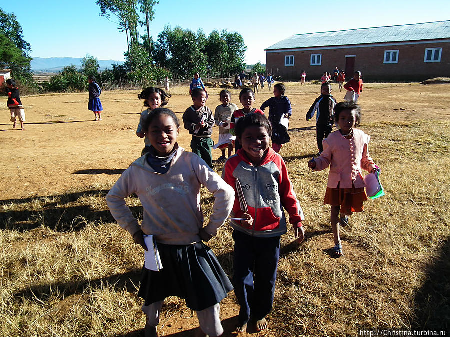 Это те избранные дети, которые учатся в государсвенной бесплатной школе в провинции Антананариву. Им повезло — они прошли вступительный экзамен и теперь имеют возможность ходить в школу, которая для многх из них находится на расстоянии в пяти-семи километров.