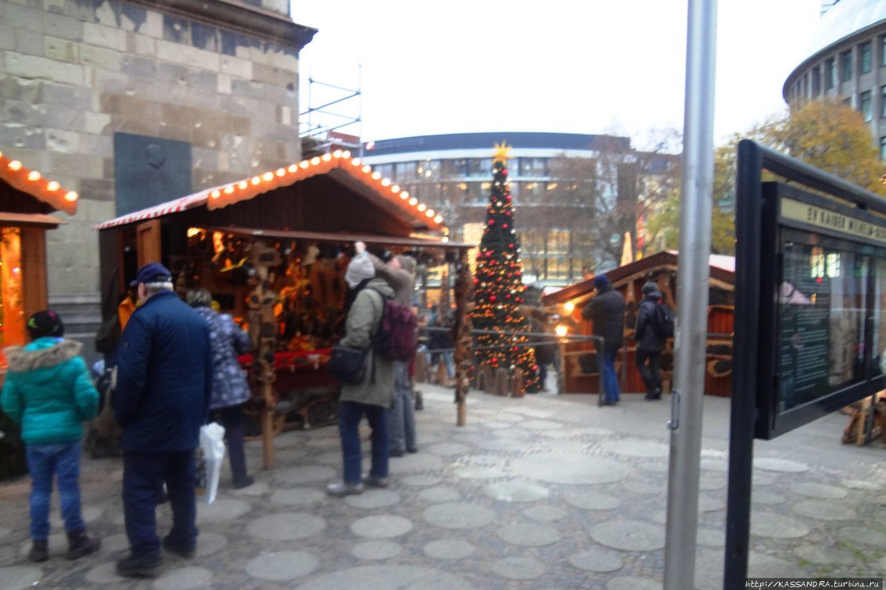 Рождественская ярмарка.  Поминальная свеча в Берлине Берлин, Германия