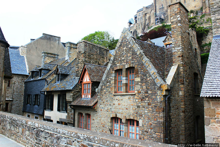Верхние этажи домов поселка с крепостных стен. Мон-Сен-Мишель, Франция