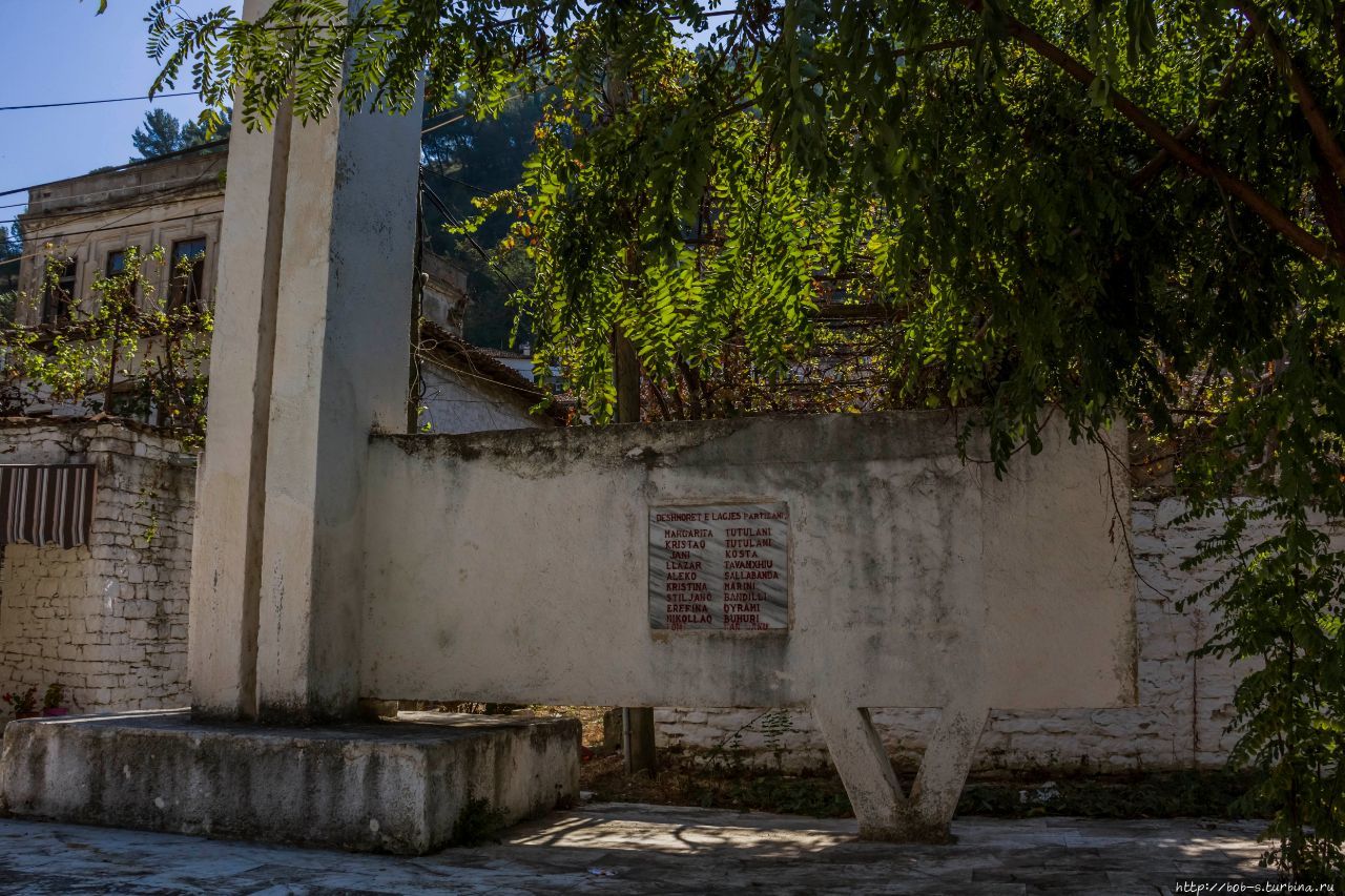 Память партизанам Берат, Албания