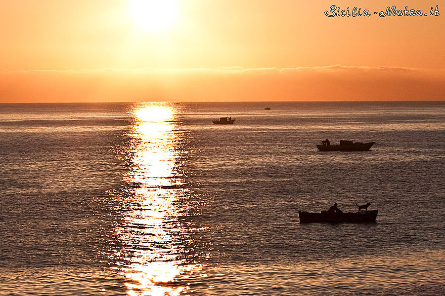 На восходе рыбаки выплывают на работу. Многие берут с собой верных друзей — собак :)