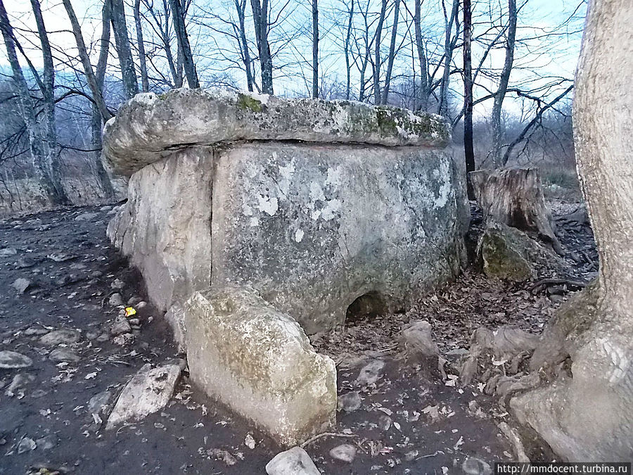 Дольмен возле поселка Каменномостский