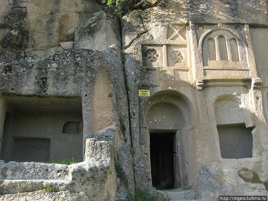 Монастырская долина в Гюзельюрте. Церковь Kalburlu (St. Epthemios Church). 7век. 1466 м, 38 16.013  034 22.213 Гюзельюрт, Турция