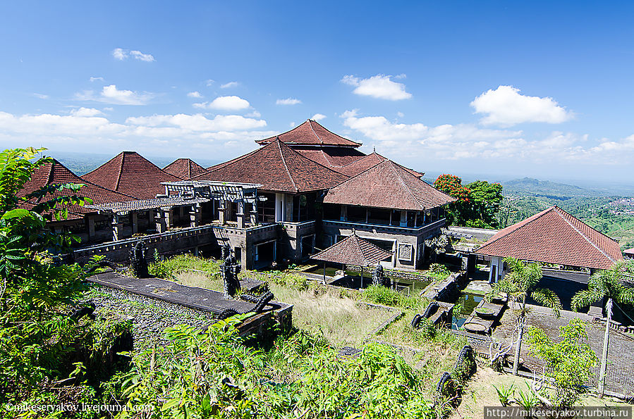 Зарисовки о Бали. Часть 8. Тайна заброшенного отеля Бедугул, Индонезия