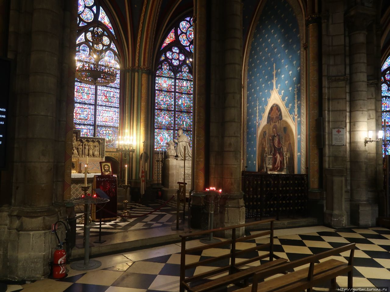 В соборе Парижской Богоматери хранится одна из великих христианских реликвий — Терновый венец Иисуса Христа. Париж, Франция