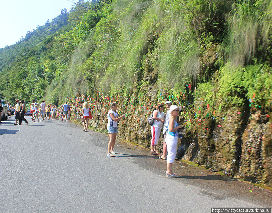 Водопад Девичьи слезы. По легенде, привязав ленточку, ваше желание исполнится.