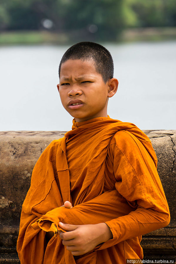 Мальчик-монах у храма Ангкор Ват Камбоджа