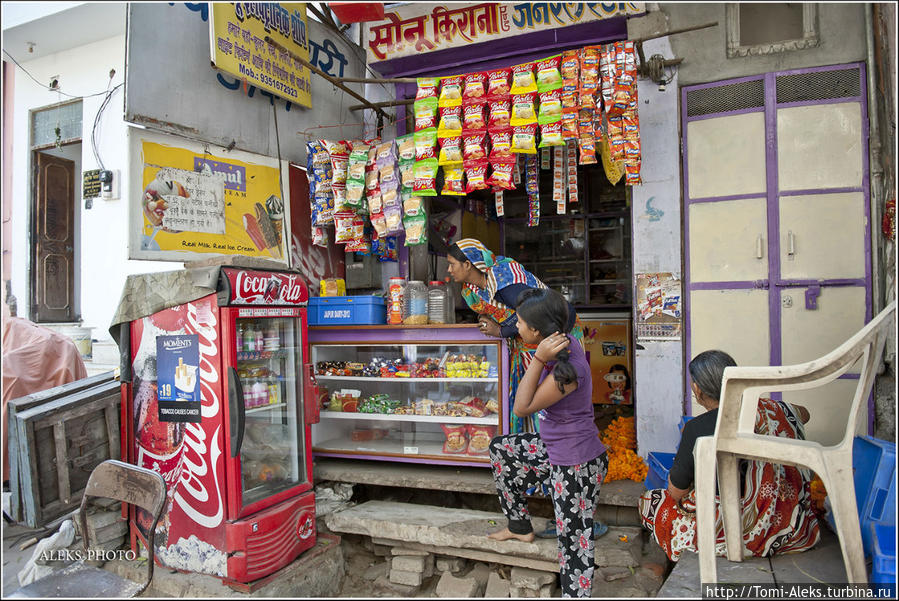 И вновь магазинчики. Кока-колу можно встретить, наверно, даже на краю света... Джайпур, Индия
