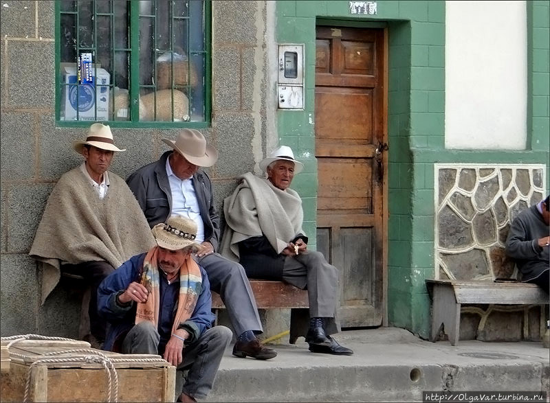 На лавочках почему-то сидят одни мужчины. Чтобы так рассиживали колумбийки — не видела Эль-Кокуй Национальный Парк, Колумбия